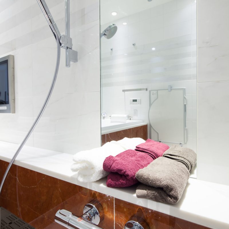 folded-towels-bathroom