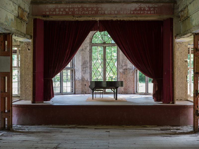 interior-abandoned-building